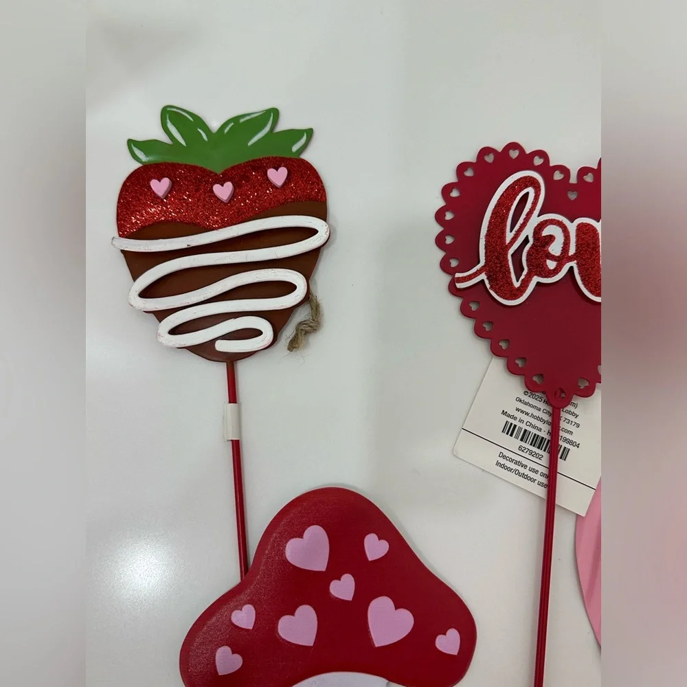 🌸NEW ❤️ 5 Pieces Metal Picks Valentine's Day Heart and Love 14 inches tall.
